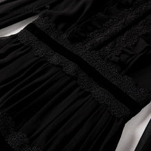 Load image into Gallery viewer, robe de styliste en dentelle froncée et épissée