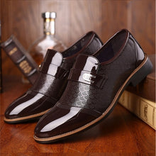 Load image into Gallery viewer, Men&#39;s shoes Leather Embossing Classic Fashion Luxury men shoes Wear-resistant Non slip Mans footwear Anti-slip Black shoes
