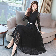 Load image into Gallery viewer, Robe mi-longue en dentelle
